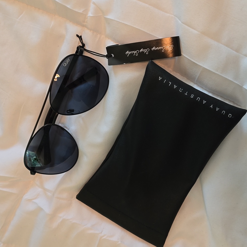 Quay Australia Vivienne 126 Aviator Sunglasses in Black/Smoke With Case